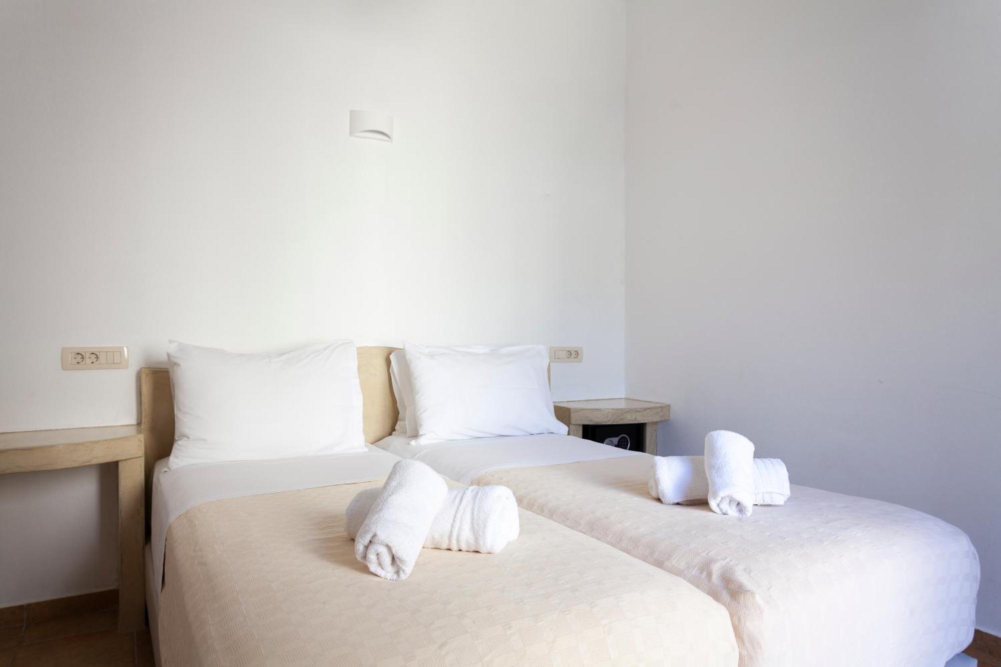 Phevos Aparthotel Perissa (Santorini)
