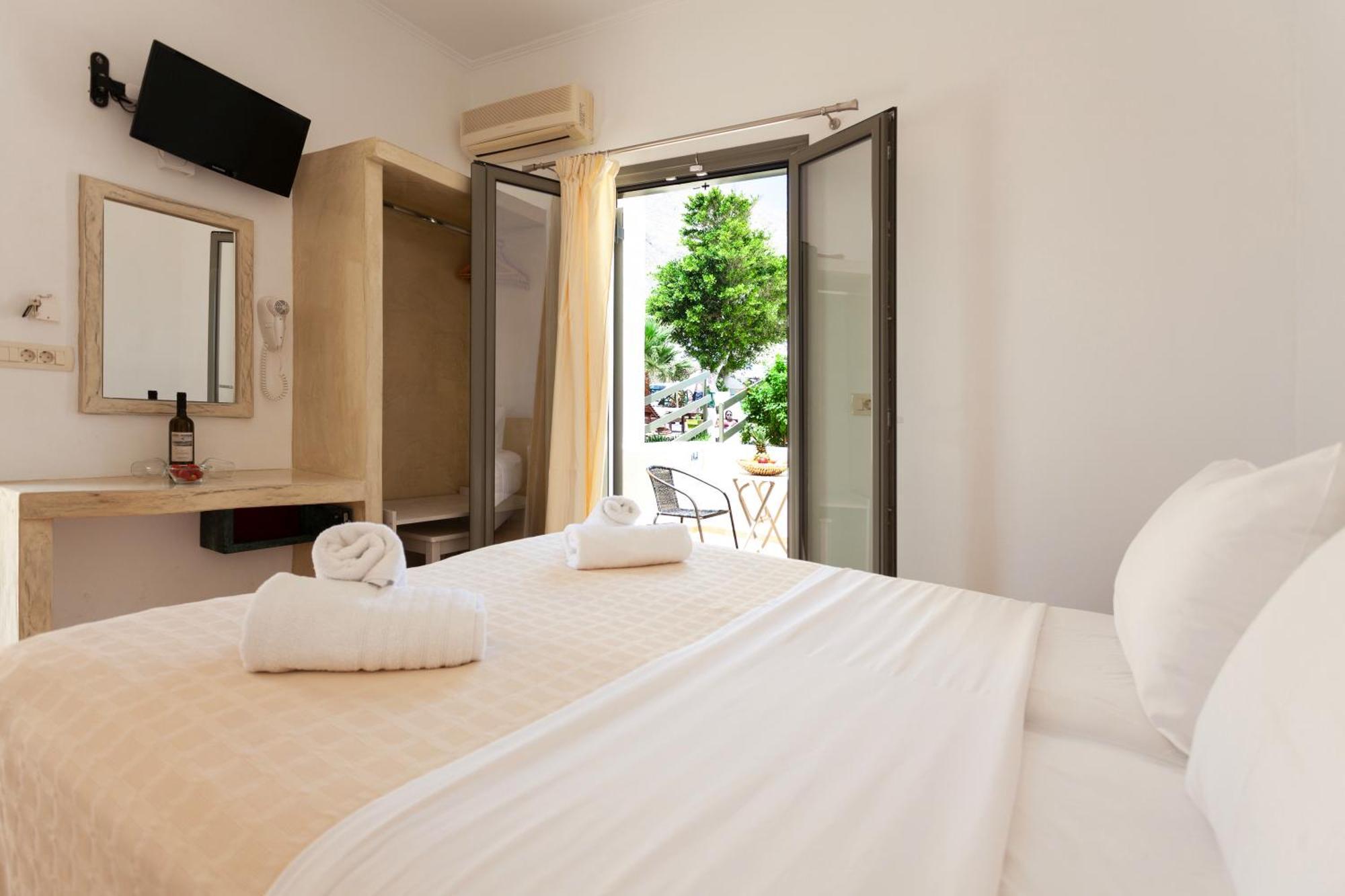 Phevos 3* Perissa (Santorini)